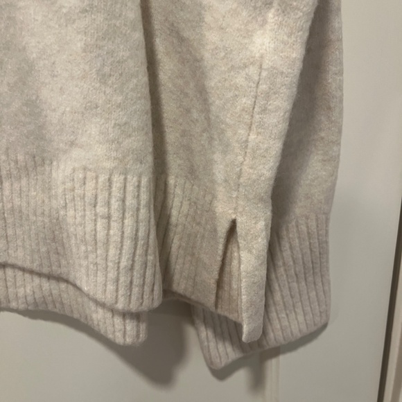 UNIQLO Mock Turtleneck Sweater NWT - Picture 7 of 7